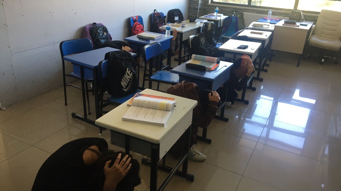 Okulumuz öğrencilerine Afet Bilinci Eğitimi verilerek Deprem tatbikatı düzenlendi.